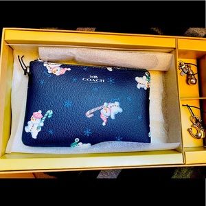 Boxed Corner Zip Wristlet With Snowman Print nwt